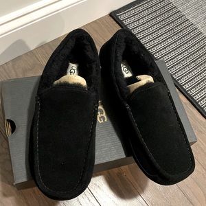 New Men’s 11 UGG Black Suede Slippers Sheepskin Leather Suede